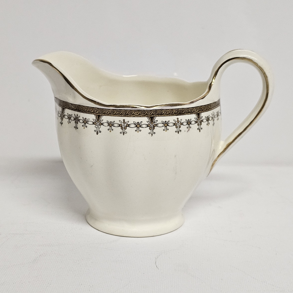 ✨ Vintage Grindley Cream Petal Creamer – Made in England